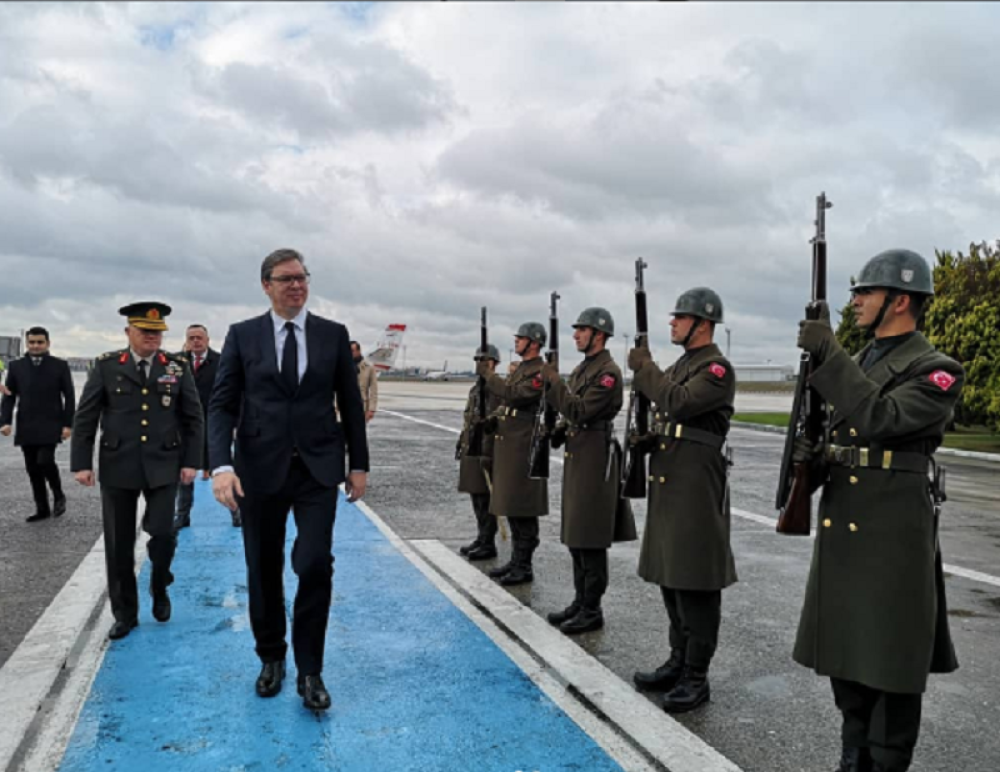 Pre sastanka sa Erdoganom i Putinom prošao plavim tepihom, zastao na trenutak i izustio nešto neočekivano (VIDEO)