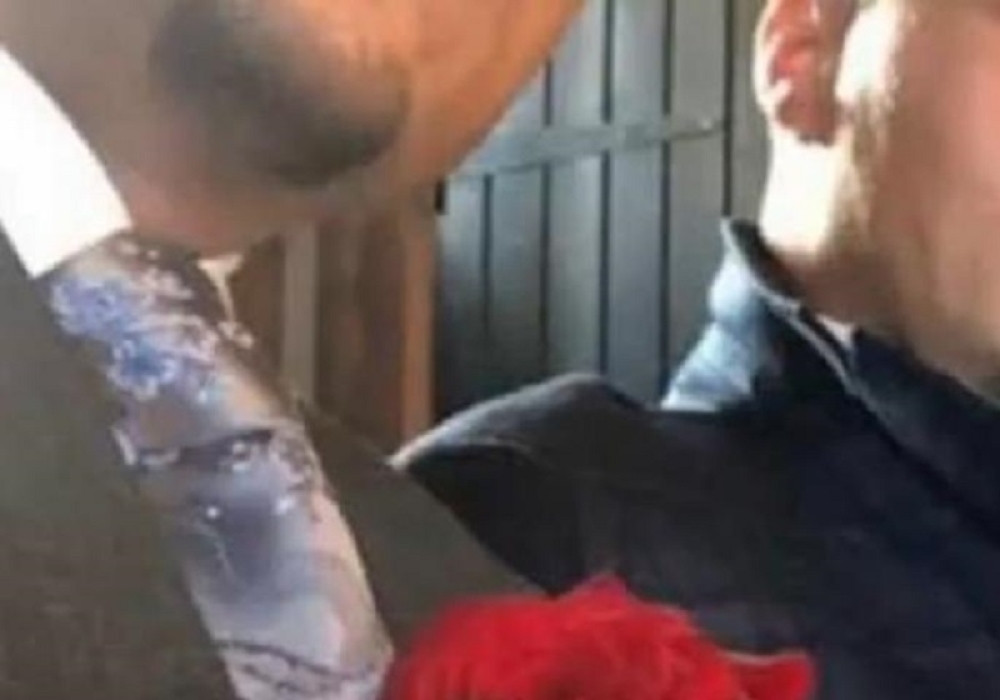 Obesili se jedan pored drugog (VIDEO)