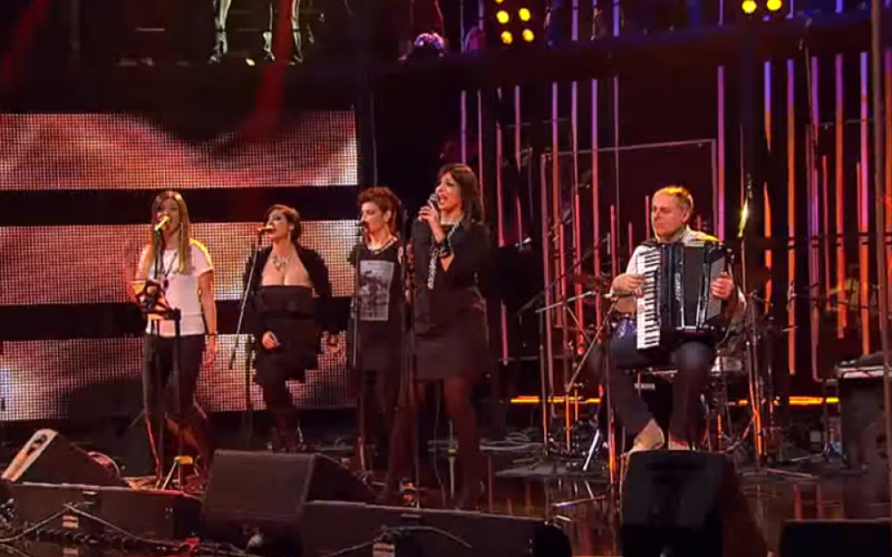 Biografija naše pevačice izazvala lavinu komentar i smehotres na internetu! (FOTO)