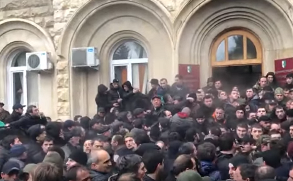 Stotine ljudi uletelo u zgradu, polupali vrata i prozore...traže samo jedno! (VIDEO)