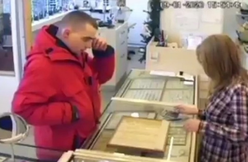 Pokušao je da opljačka zlataru u Novom Sadu, ali onda je sve pošlo naopako (VIDEO)