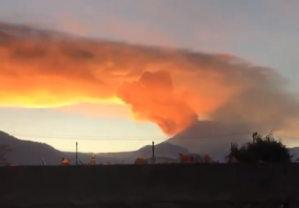 Kamenje letelo 1600 metara! Stub pepela visine 3 km! Nebo je krvavo, da li je ovo kraj?! (VIDEO)