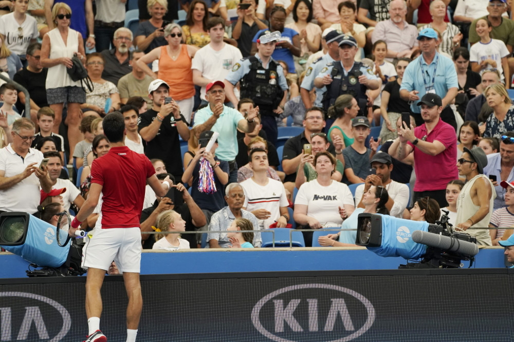 Đoković prekinuo servis za pobedu pošto je video damu u nevolji, umalo zbog svog dela da izgubi meč! (FOTO/VIDEO)