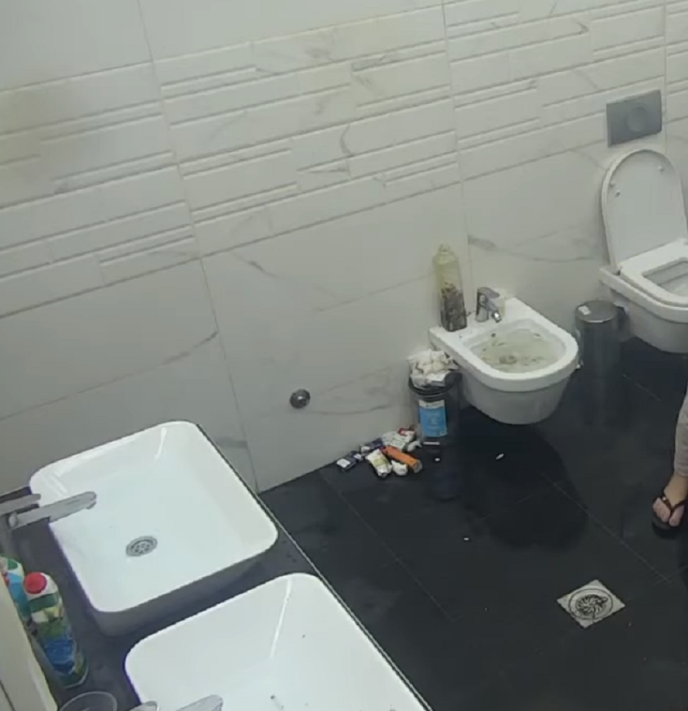 Užasni snimci zgrozili naciju! U WC-u Zadruge takmičarka učinila najodvratniju stvar ikada (FOTO)