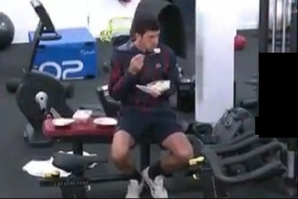 Đoković uhvaćen kako ždere u teretani, španski teniser mu prišao i snažno ga zagrlio! (VIDEO)