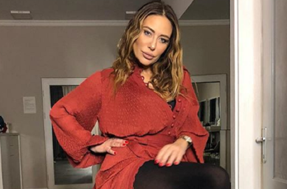 Ana Nikolić nevaljalo raširila noge, a svi blenu u savršene grudi i izvajani stomak! (FOTO)