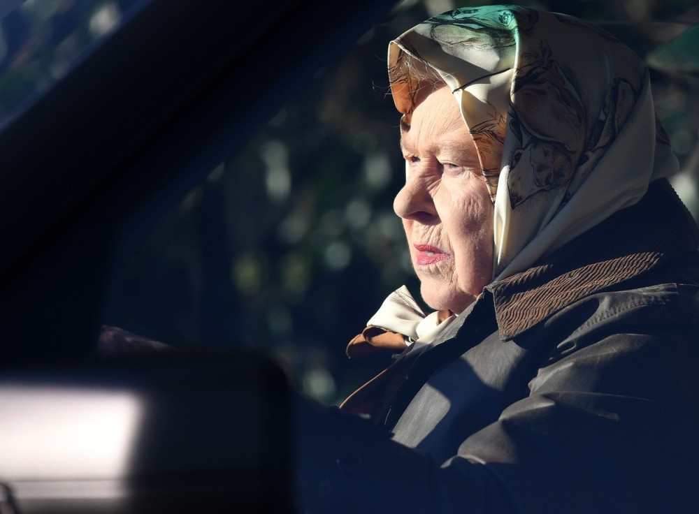 Prve slike kraljice Elizabete nakon skandala! Uslikana kako napušta dvorac besna (FOTO)