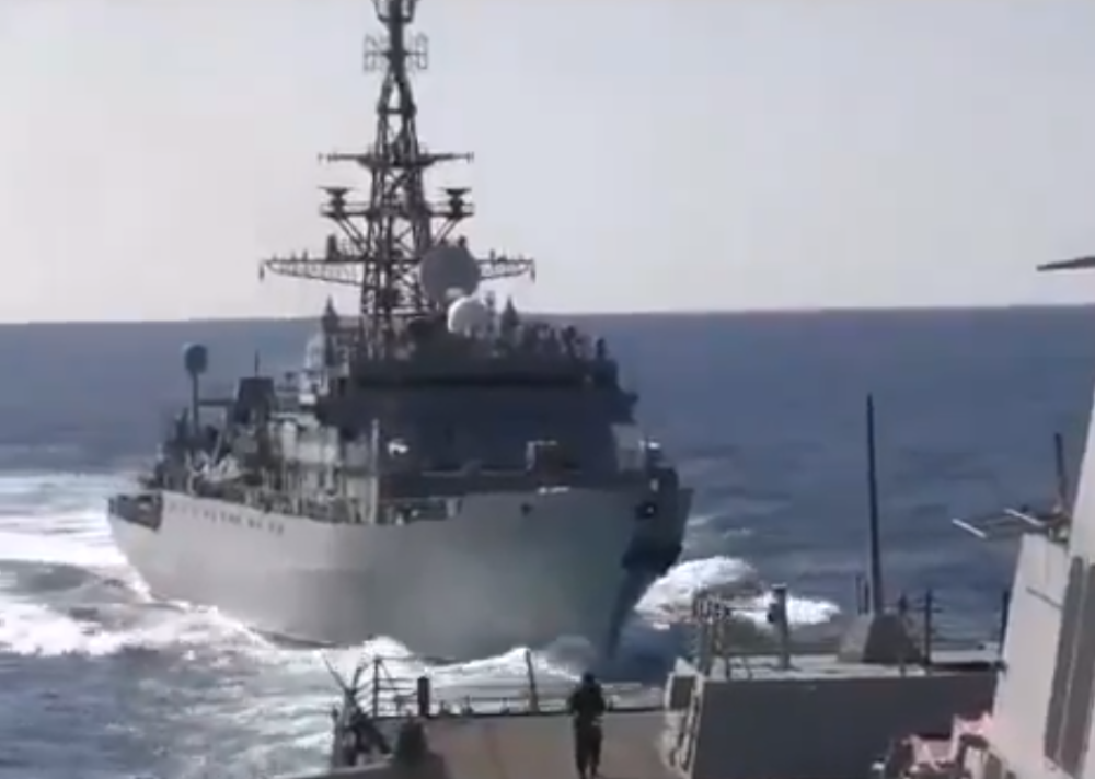 Ruski vojni brod se zaleteo na američki razarač!