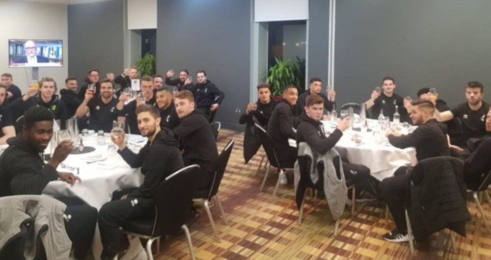 Strastveni navijač u testamentu ostavio klubu 100 funti za turu pića igračima, a oni ga na sraman način obezvredili! (FOTO)