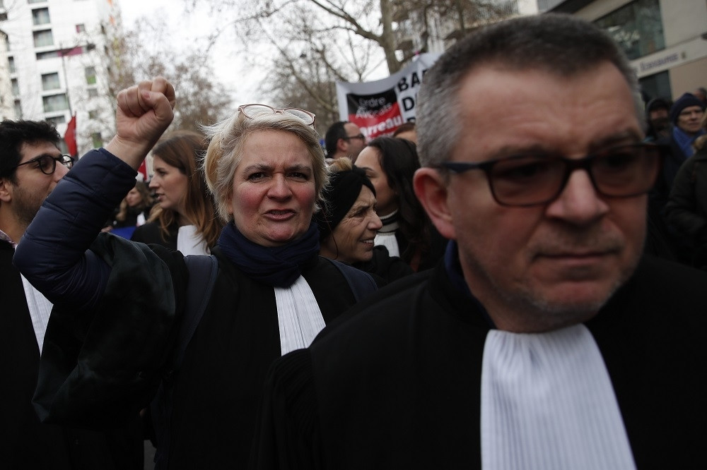 Cela država ustala protiv Makrona, Pariz je slomljen, vlada pokušava da se spasi!