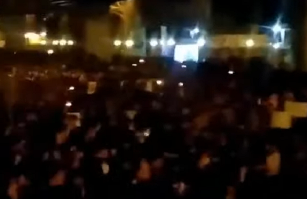 Priveden ambasador Velike Britanije! Podsticao demonstracije ispred Univerziteta!