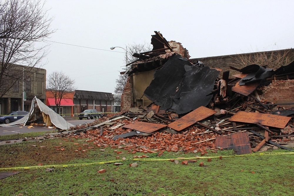 Oduvani krovovi sa zgrada, automobili razbacani niz ulicu, a ovakvo nevreme niko ne pamti
