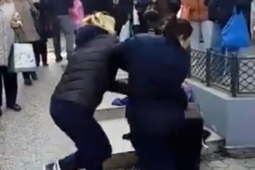 Jurila me i čupala, a sve to gledalo je moje bolesno dete! Lupila sam je, nisam mogla više da trpim!