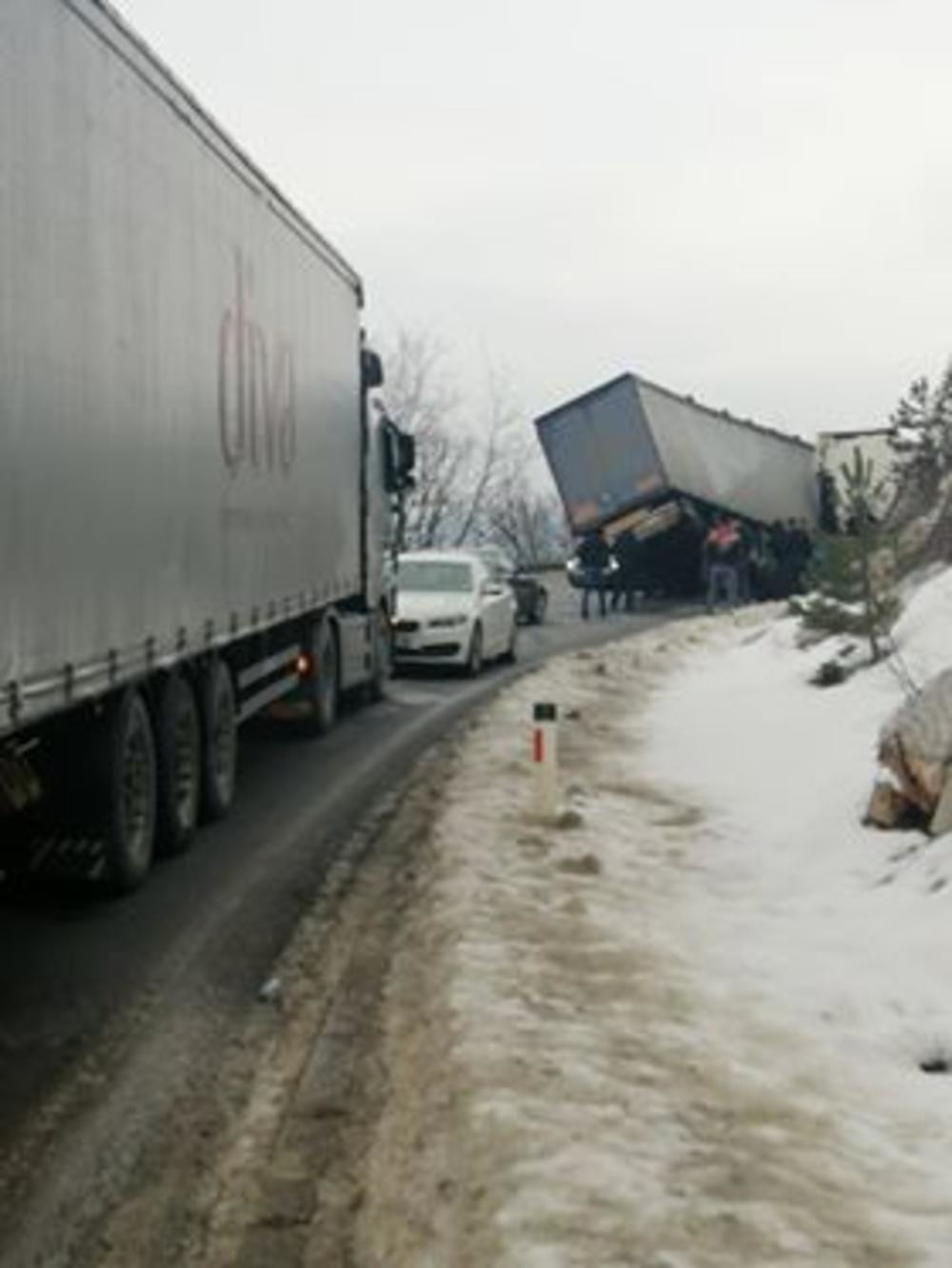 Otkačila se prikolica šlepera, veliki zastoji