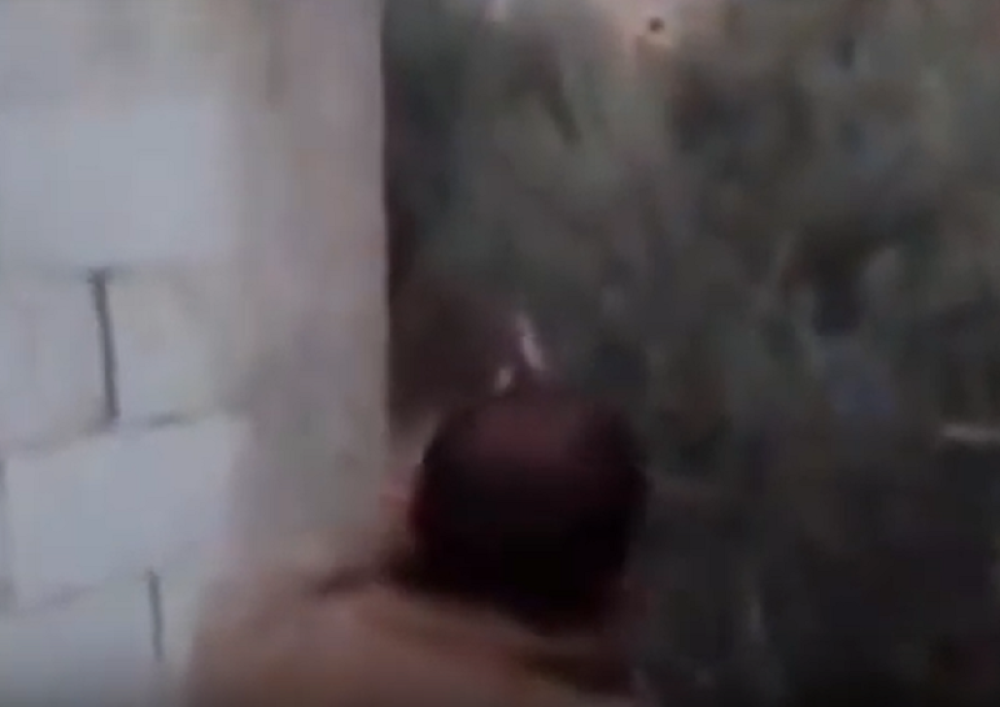 Izvirivao sa puškom, pucao i tako nekoliko puta, a onda nastupa jeziv kraj (UZNEMIRUJUĆI VIDEO)