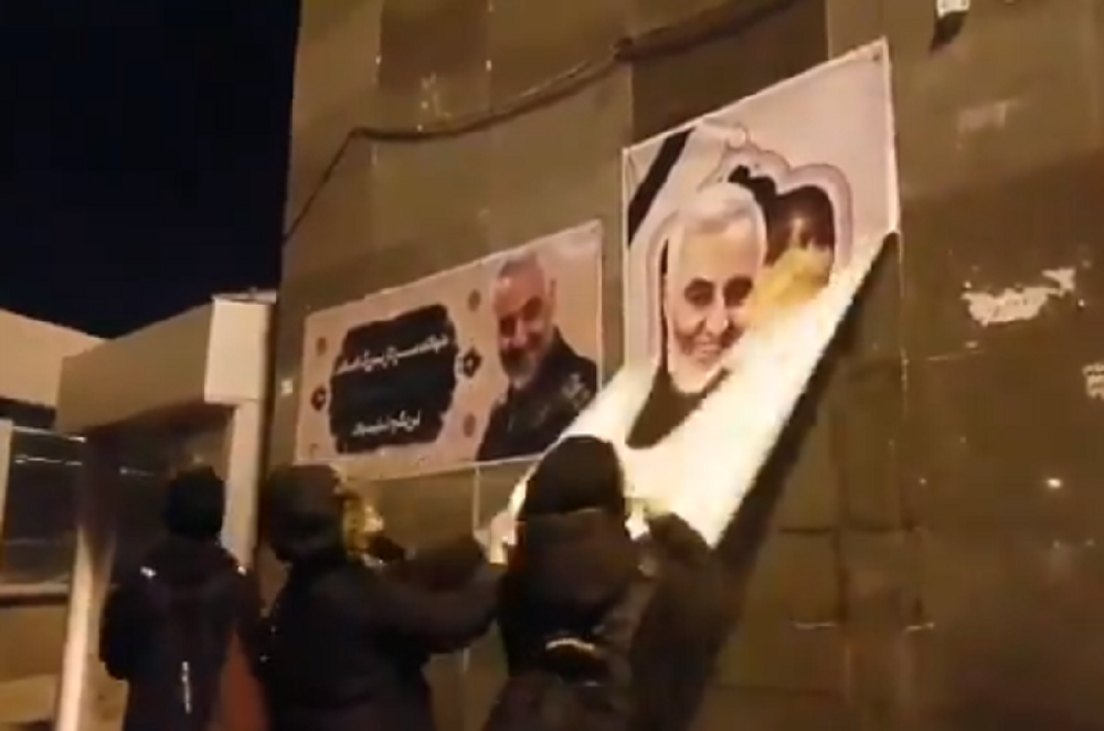 Iranci cepaju Sulejmanijeve slike! (VIDEO)