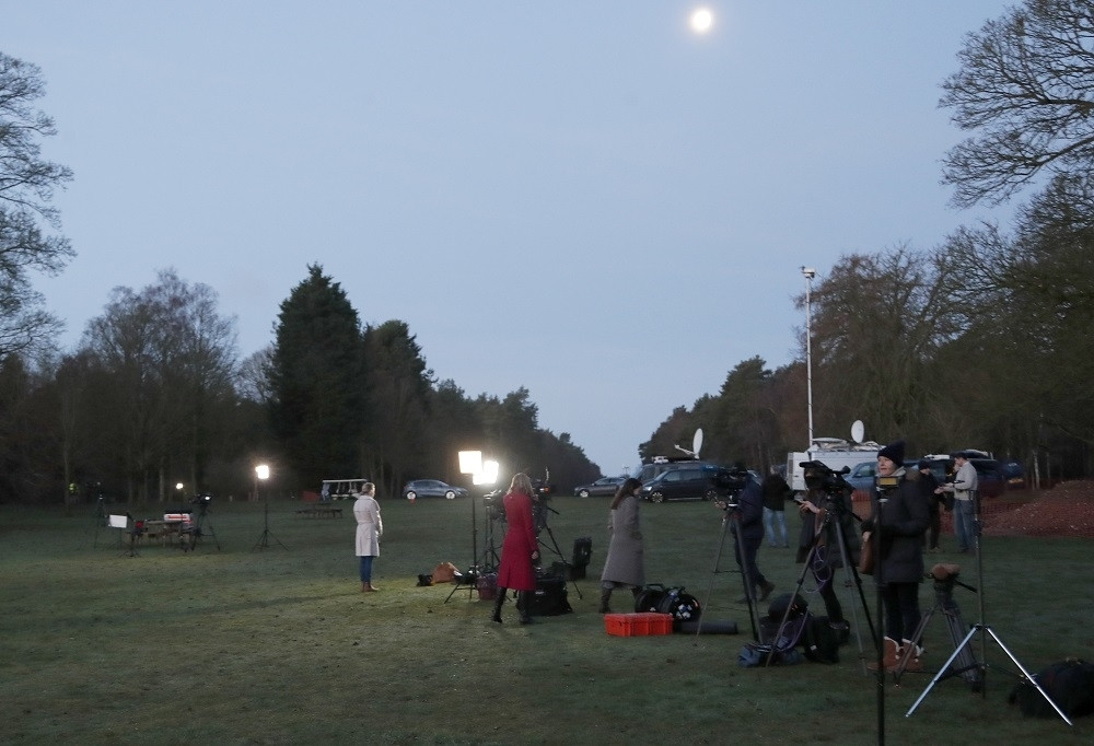 Svi mediji pred palatom, čeka se obraćanje kraljice!