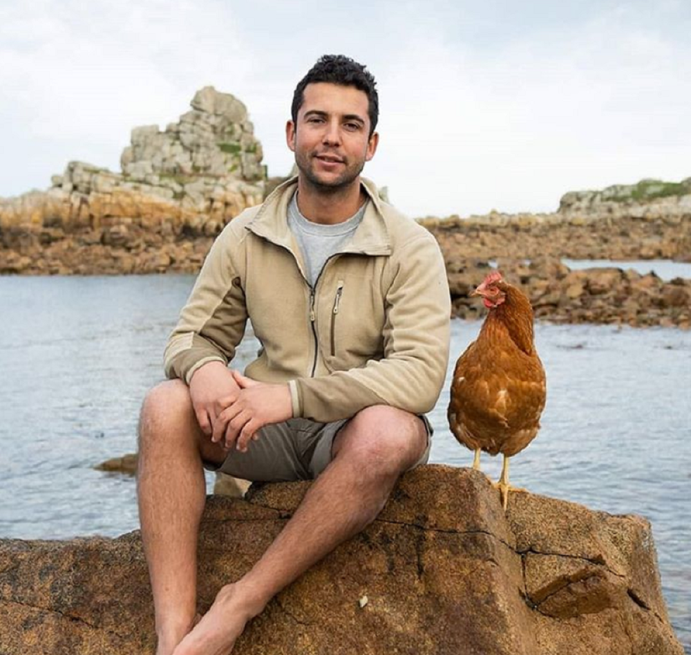 Prošao je ceo svet, a jedini saputnik mu je kokoška. Razlog je vrlo logičan, a niko ga se ne bi setio!