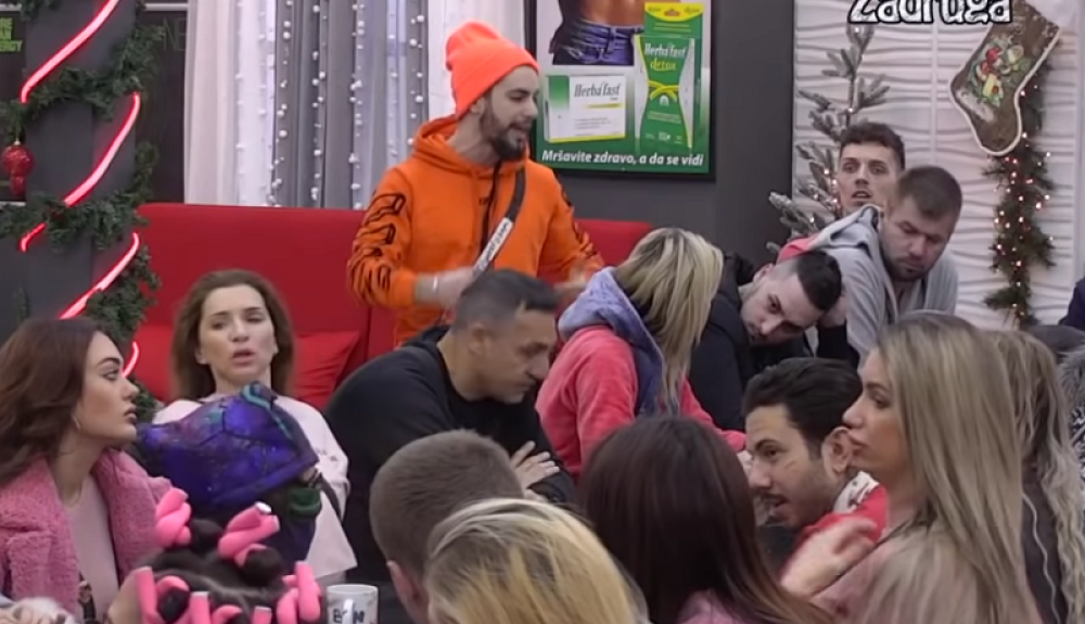 Zadrugar napustio Belu kuću, a još uvek nije stigao kući: Evo šta se događa! (FOTO)