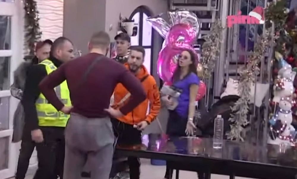 Haos neviđenih razmera! Pola kuće se podiglo na noge: Obezbeđenje ih jedva razdvojilo, a ovo je razlog! (VIDEO)