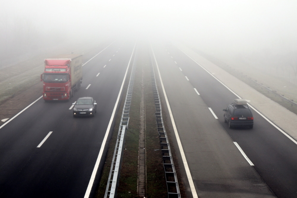 Saobraćaj obustavljen zbog udesa, dodatnu opasnost predstavlja magla i poledica