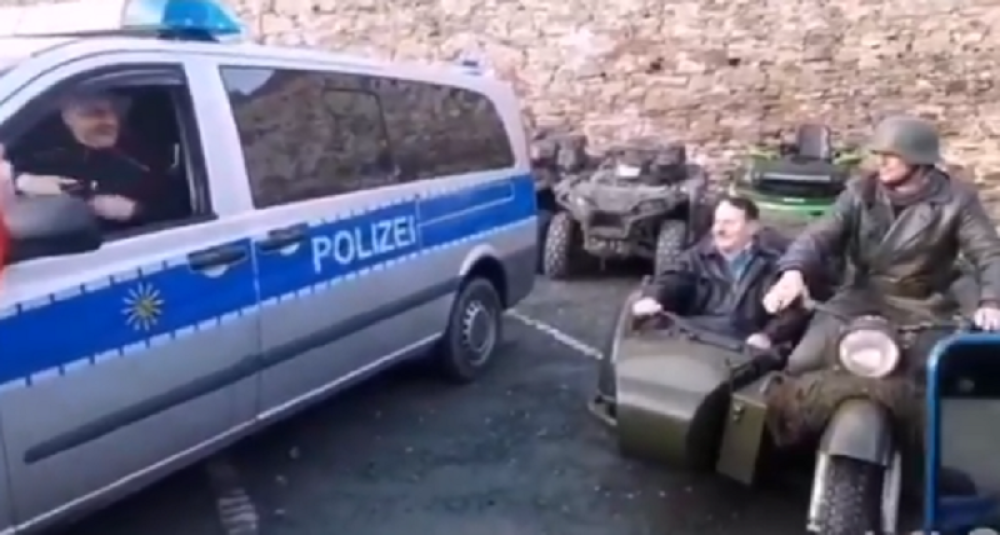 Masa oduševljena, policajac sve fotkao s osmehom na licu, ne slutivši kakva mu opasnost preti (VIDEO)