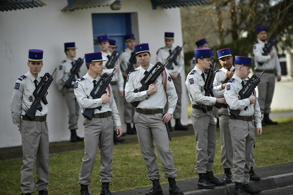 Uvukao se u kasaranu u civilnoj odeći i krenuo da napada nožem! Žandar rešio problem jednim metkom!