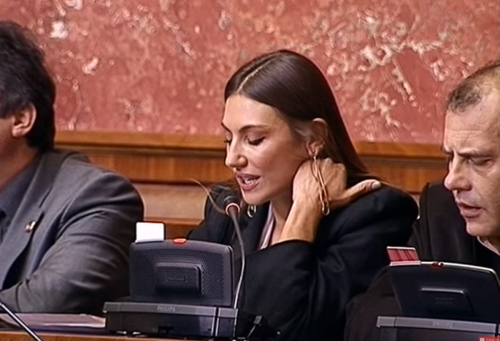 Od poslanice do izdržavanog lica - Majka je fizički maltretirala, bila je udata za bogataša, a sada je izdržava otac?!