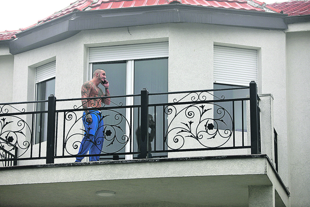 Vuk Mob šeta razgolićen na debelom minusu: Popularnog repera greje ljubav