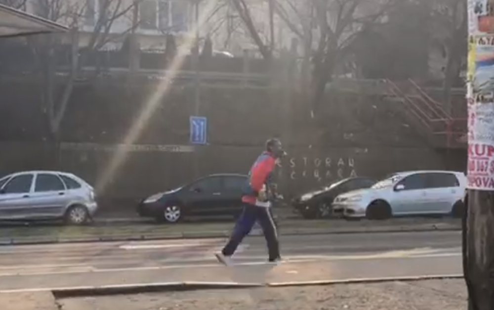 Prizor čoveka na Voždovcu uznemirio je prolaznike. Iza te maske se krije nešto što niko nije očekivao (VIDEO)