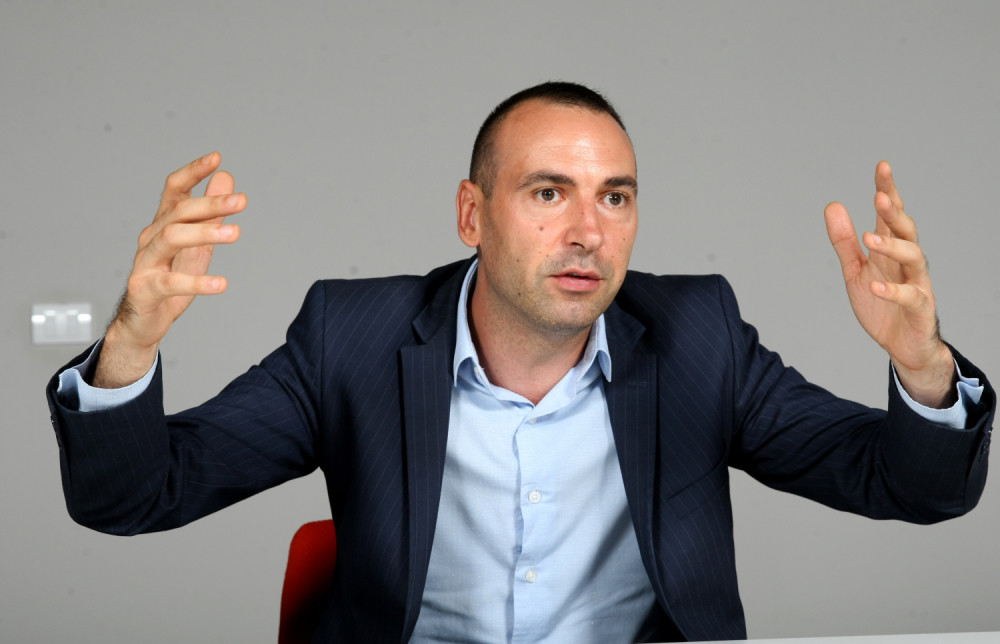 Kad god Srbiju čekaju teški pregovori po pitanju Kosova, stižu najjači udari opozicije