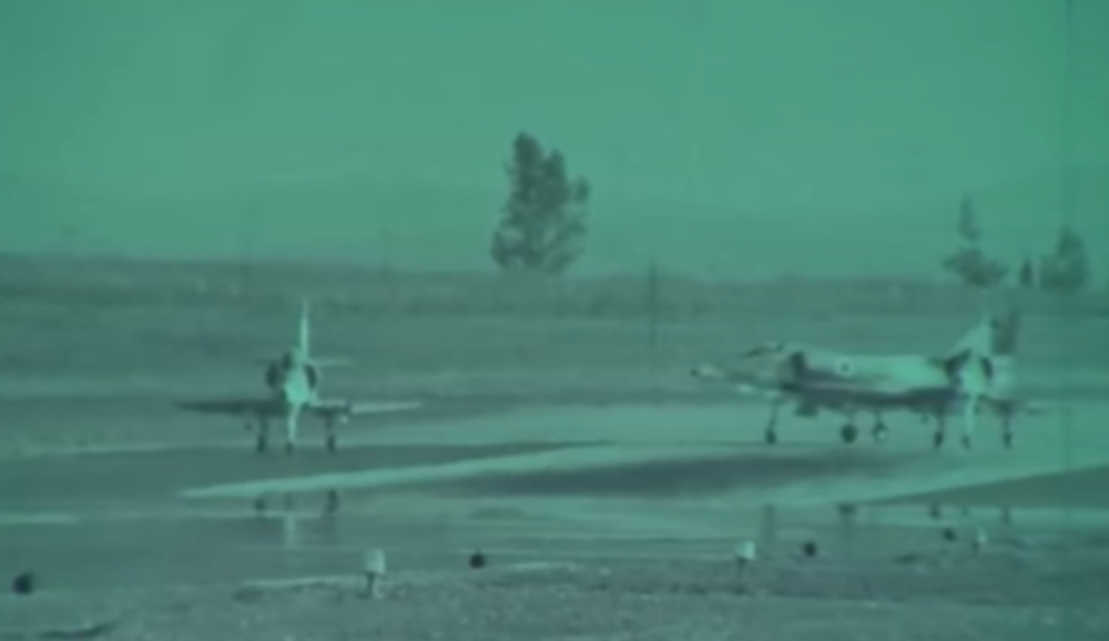 Rakete su poletele u oluji dima i peska, i okrenule se ka izraelskim Fantomima koji su se probijali kroz nebo