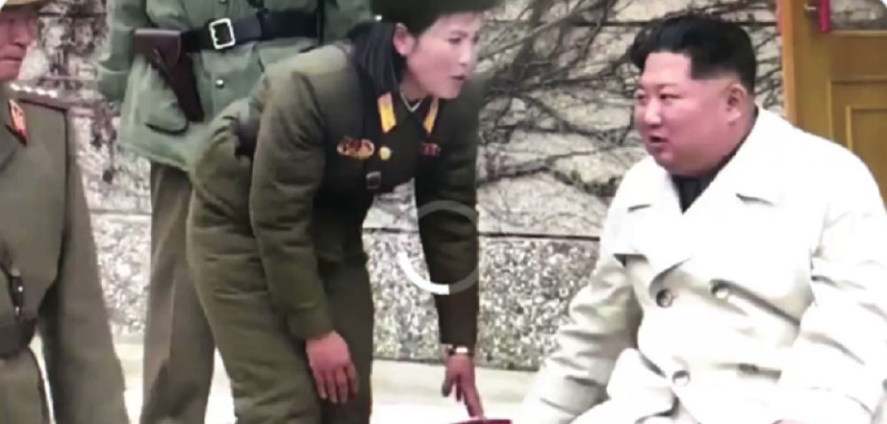 Oficirka ponudila Kimu jastuče da ne nazebe, a on joj odgovorio ovako!