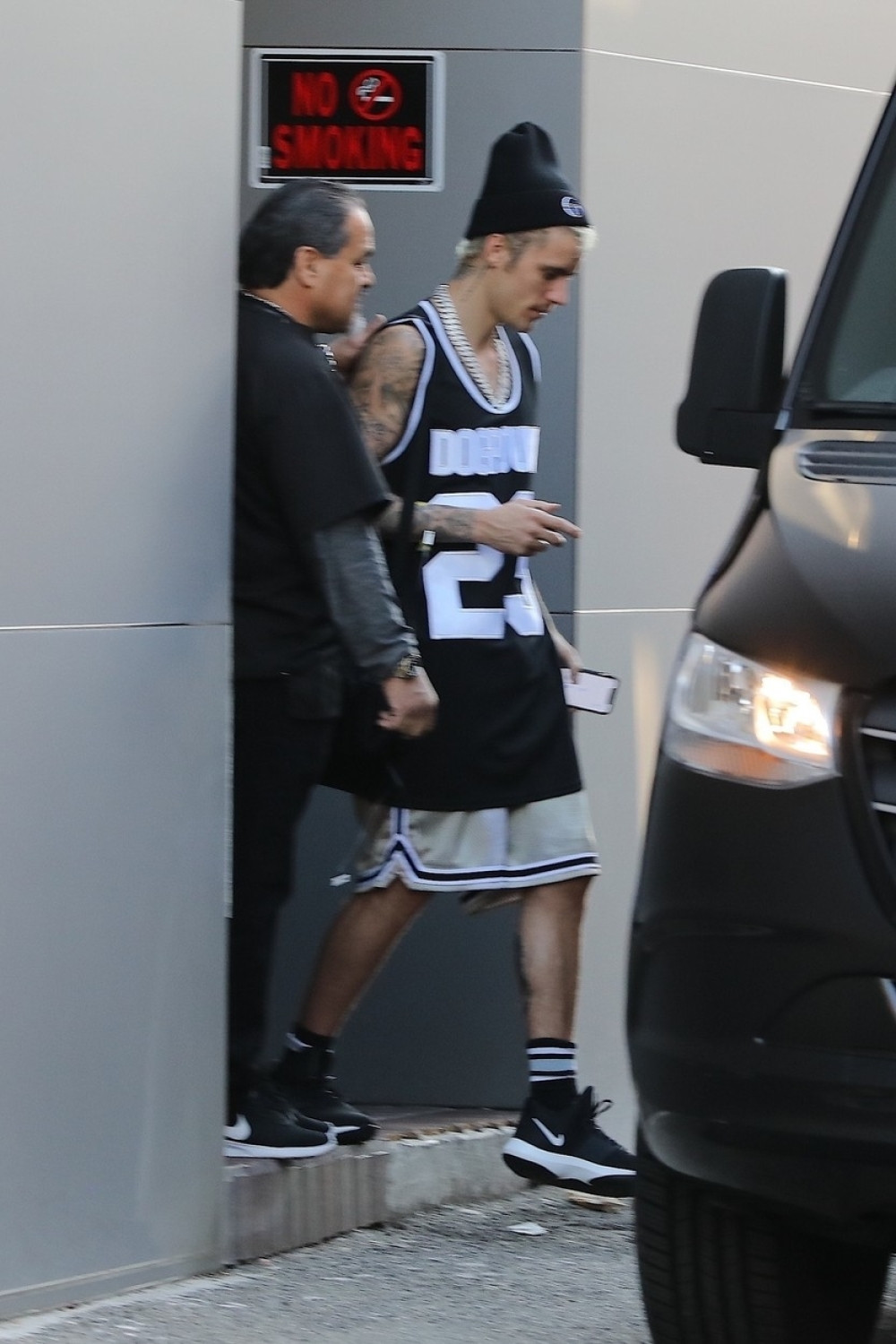 "Izgleda kao g*ovno!" Džastin Biber uslikan kako napušta kliniku za odvikavanje