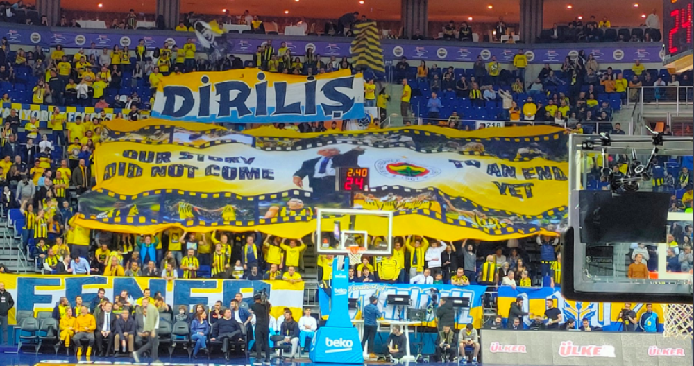 Željko Obradović preko čitave tribine! Navijači mu poslali motivacionu poruku u teškom periodu za ekipu! (FOTO)