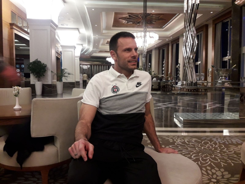 Ostojić ostao bez telefona, treba mu zbog zelenog i crvenog (FOTO)