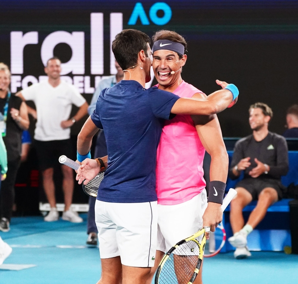 Nole igrao dubl sa Nadalom koji mu pokazao srednji prst, potom provocirao Grka, a onda je opleo po "novoj generaciji"! Ma ovo je hit! (FOTO/VIDEO)