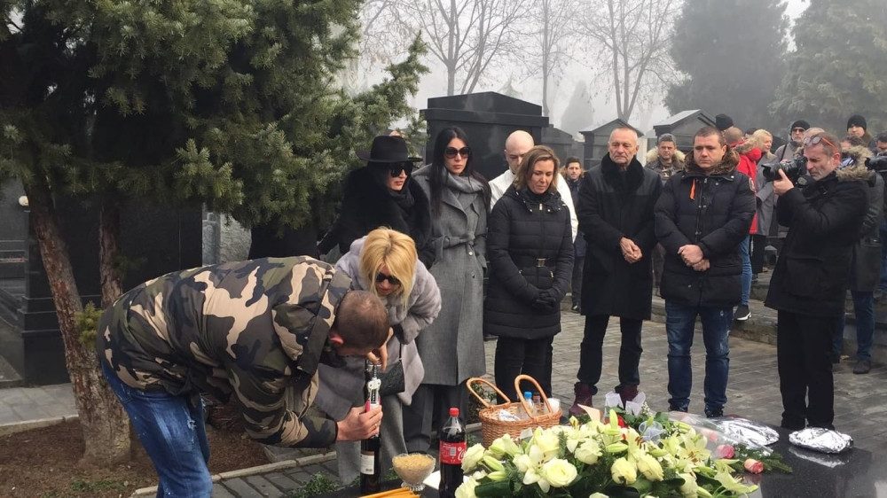 Ceca sva u crnini, došla i Arkanova ćerka Sofija iz Brisela: Nemo stoje i gledaju u Željkovu bistu (FOTO/VIDEO)