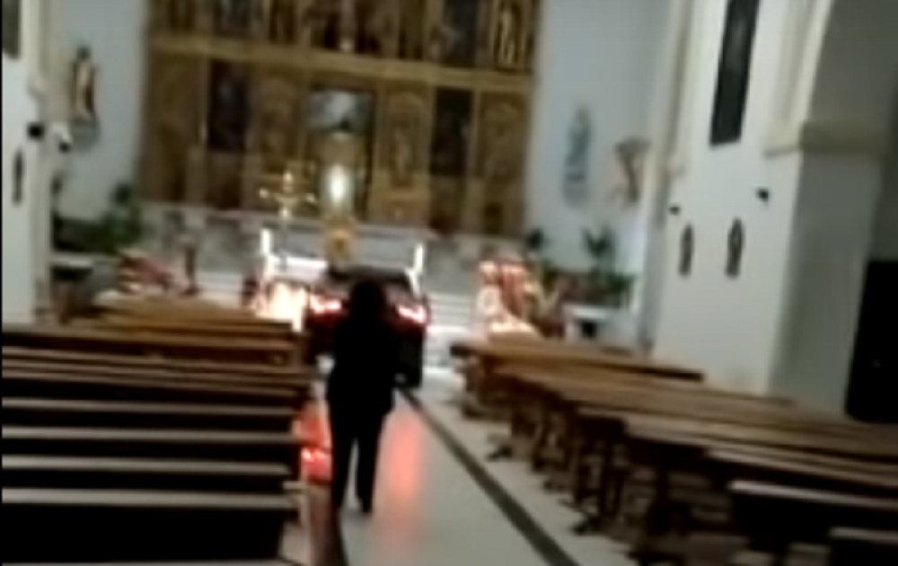 Džipom provalio u crkvu da se zaštiti od demona! (VIDEO)