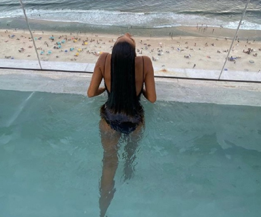 Ovu atraktivnu DJ-icu gledajte slobodno, ali ne pokušavajte da je muvate - "Njen muž je car!" (FOTO)