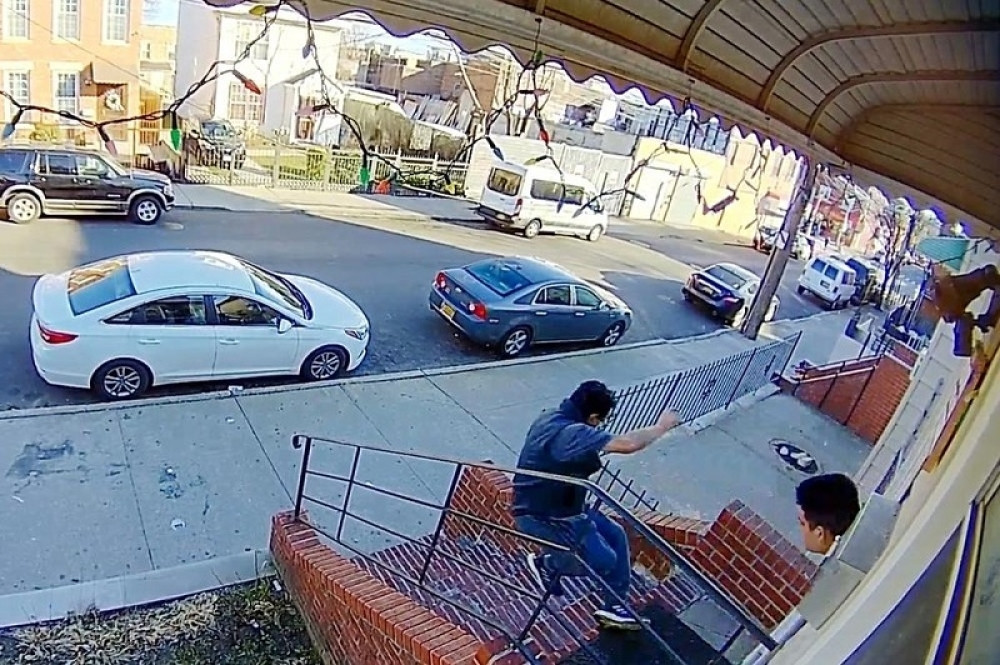 Horor usred bela dana! Jeziva scena nasred ulice! (UZNEMIRUJUĆI VIDEO)