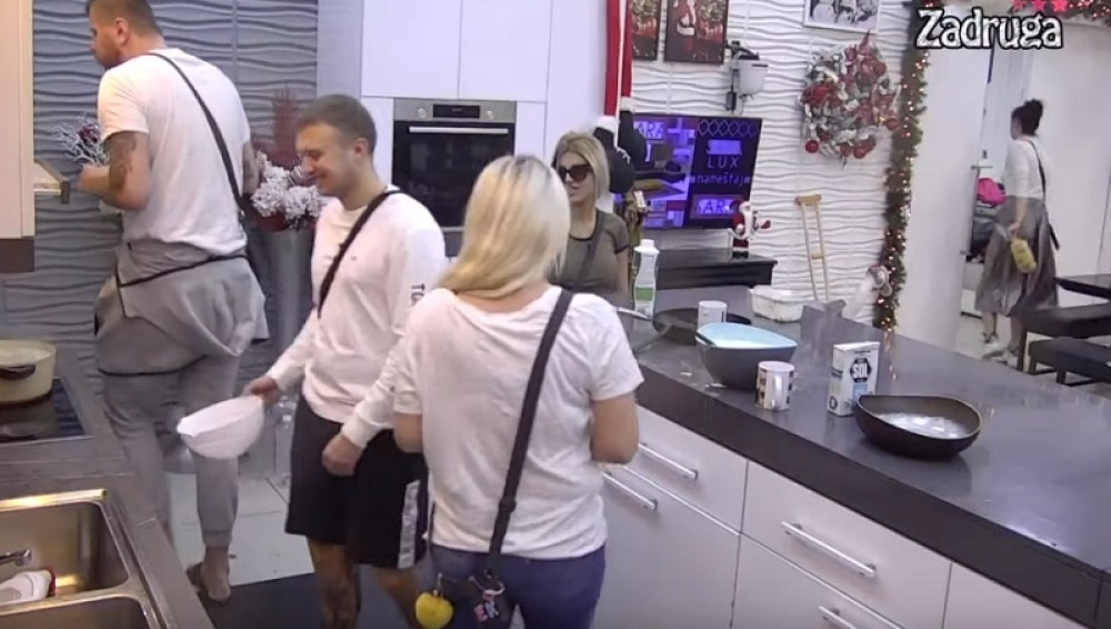 "Namerno pitaš koga, da bi ti on rekao: K*rca moga'' Ermina odlepila za Karićem, a ova zadrugarka je "ubila" od zadirkivanja! (VIDEO)