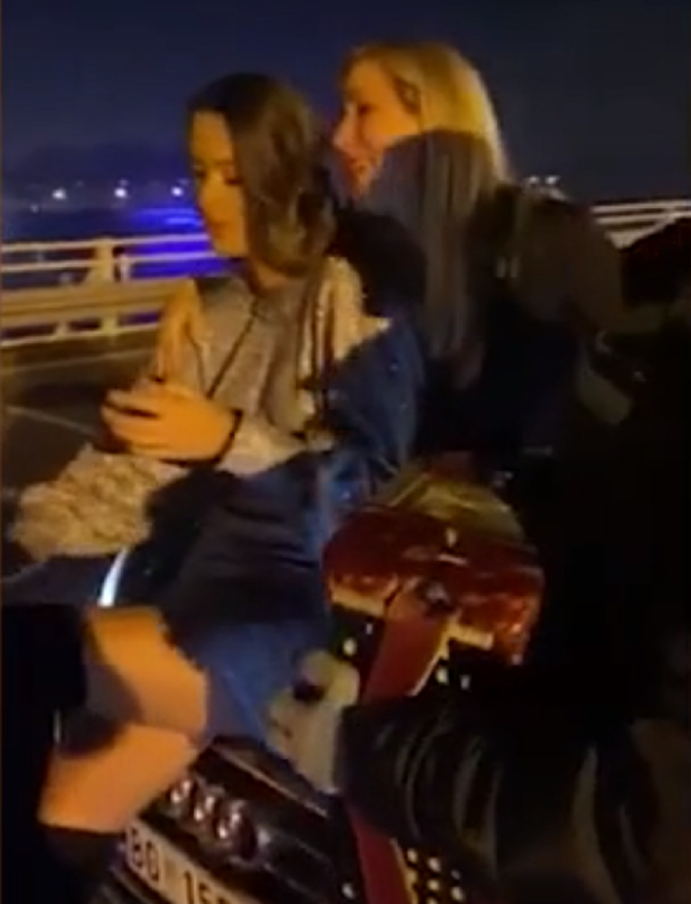 Prvo joj harmonikaši izašli iz gepeka, a onda se nasred mosta na Adi popela na haubu... Tu je počela prava žurka (VIDEO)