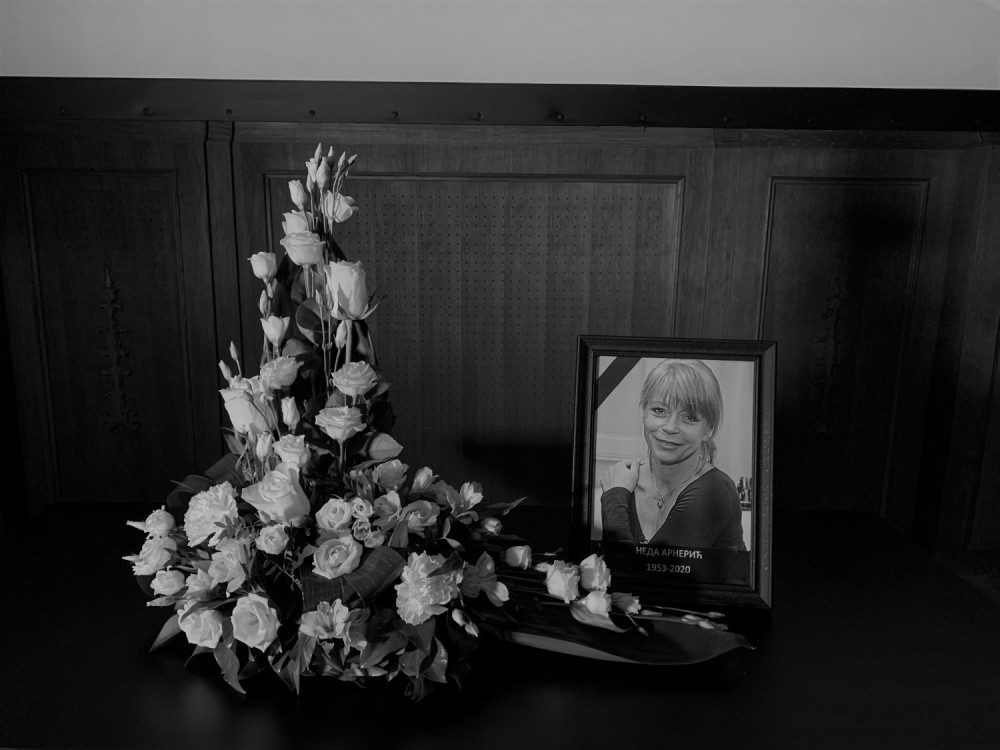 Minut ćutanja i reči koje kidaju dušu! Govor prijateljla pokojne glumice sve uznemirio "Napustila nas je poslednja zvezda filma" (VIDEO)