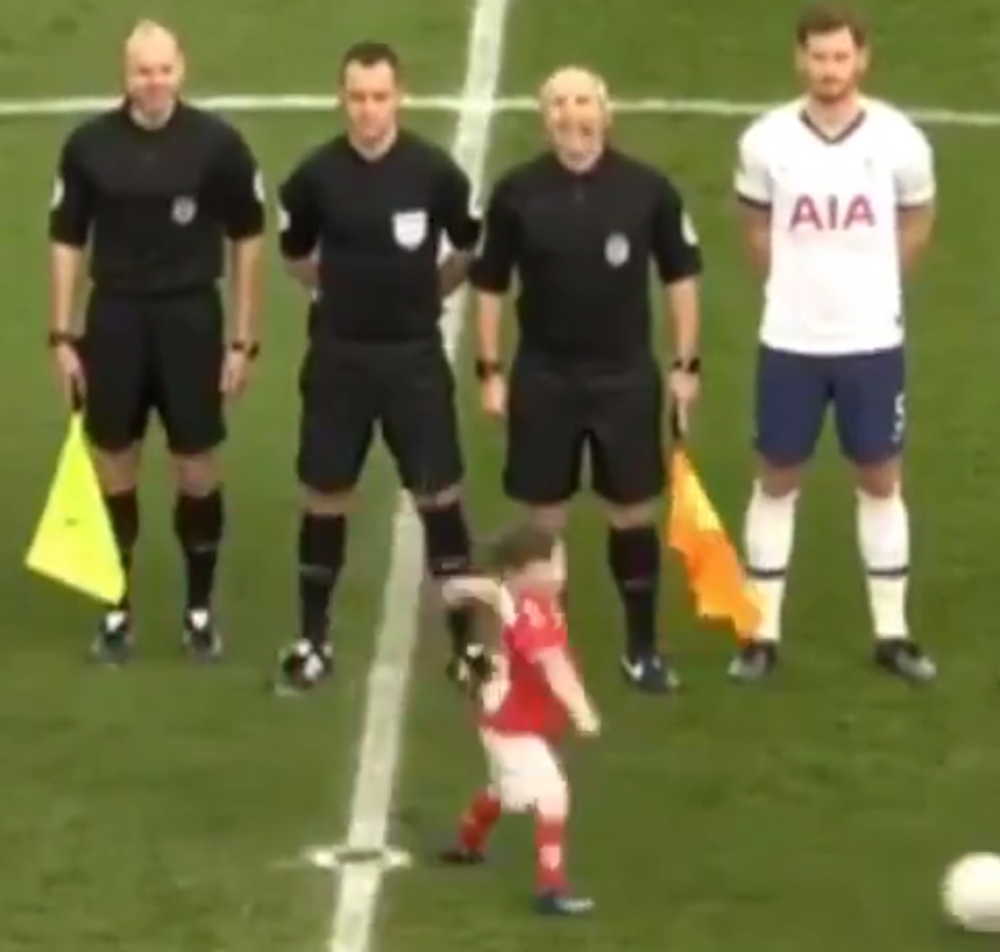 Sin legendarnog fudbalera Liverpula upao na teren oduzeo loptu Totenhemu i zabio gol pred protivničkim navijačima! (VIDEO)