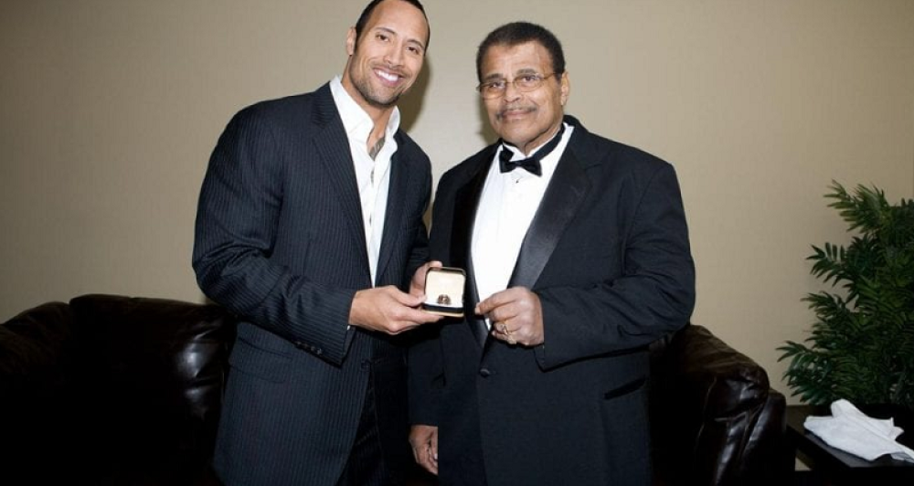 Umro slavni Roki: Svet se tužnim porukama oprašta od rvača i oca glumca Dvejna Džonsona