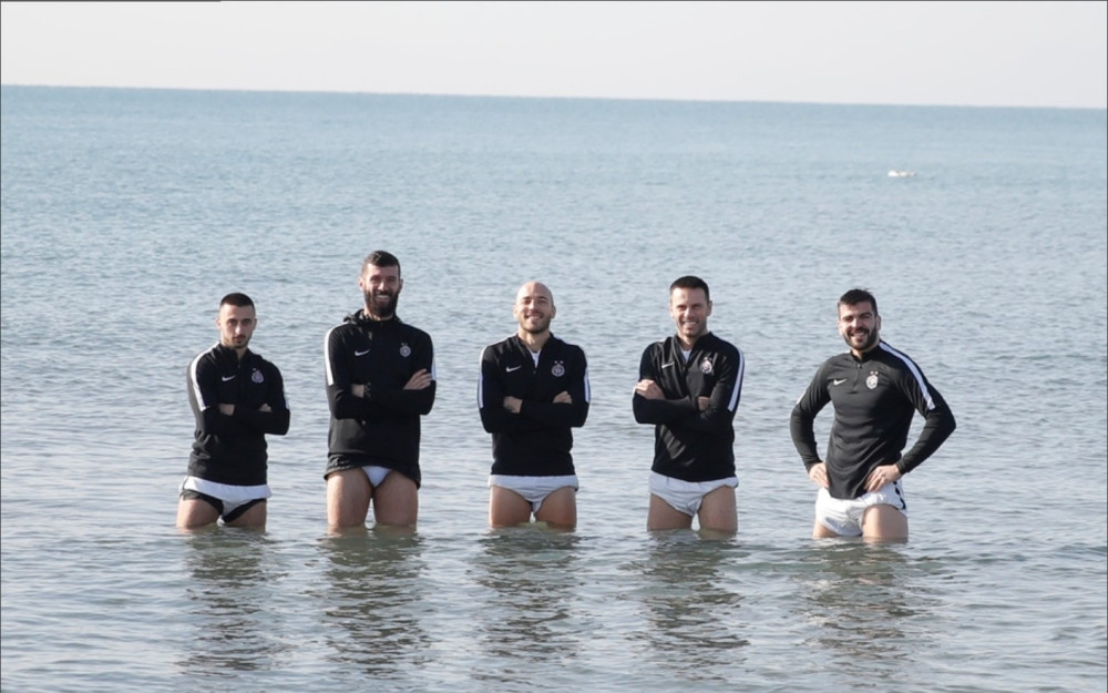 Evo su fudbaleri Partizana iznenadili svog kolegu za rođendan (VIDEO)