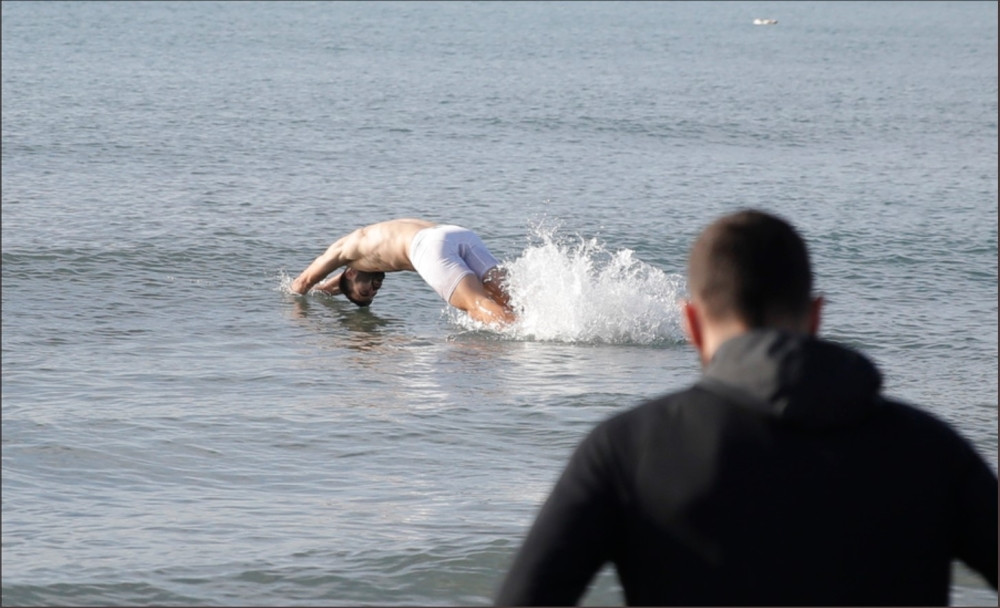 Pogodite ko je bio najhrabriji i prvi skočio u ledenu vodu? (FOTO/VIDEO)