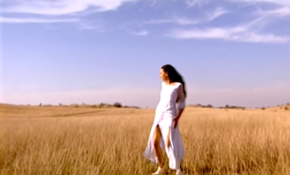 Poznata pevačica promenila sve - od imena do izgleda! Pogledajte kako danas izgleda (FOTO)