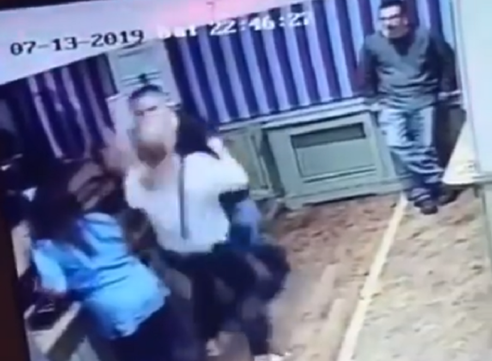 Muž pričao sa nepoznatom ženom, a supruga nije čekala objašnjenje! U roku od sekunde je nastao haos (VIDEO)